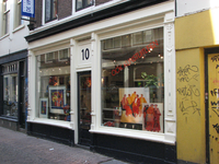 820709 Gezicht op de winkelpui van het pand Vinkenburgstraat 10 (Galerie De Vink ) te Utrecht.N.B. Tussen ca. 1860 en ...